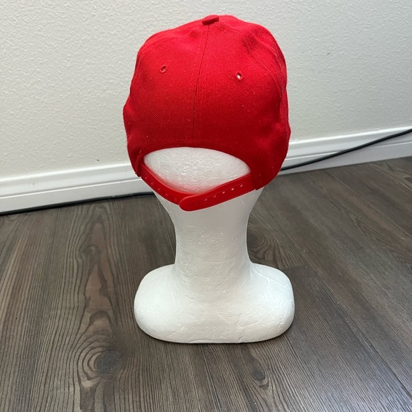 OTTO Red Cap with White Label - Picture 3 of 11